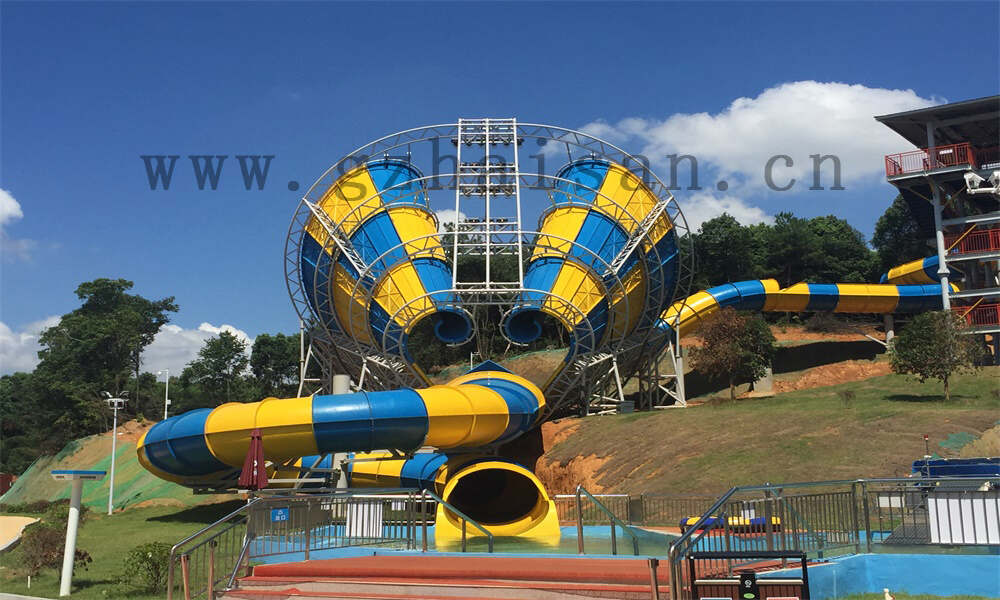 彩虹滑梯探险记：水上乐园惊奇之旅