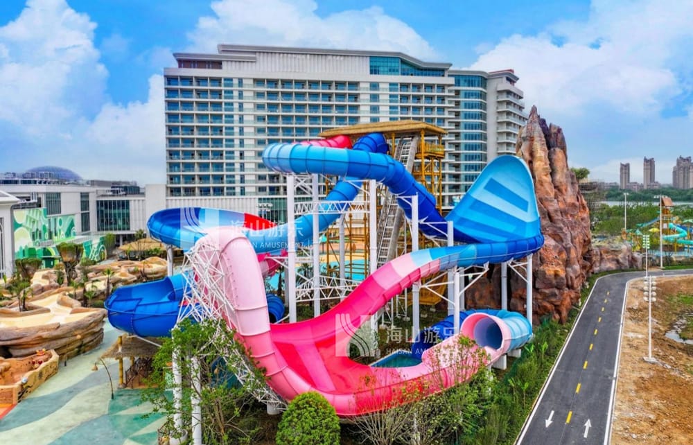 双重风暴，极致竞速——星际盘旋+巨浪翻滚组合引爆水乐园刺激体验